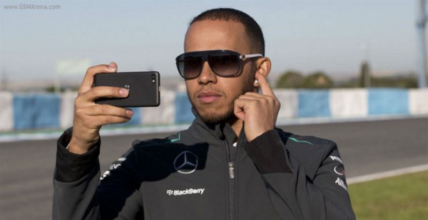 Lewis Hamilton testimonial del nuovo Blackberry Z10