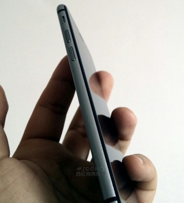 iPhone 6 da 4.7 pollici confrontato in foto con l'HTC One M8