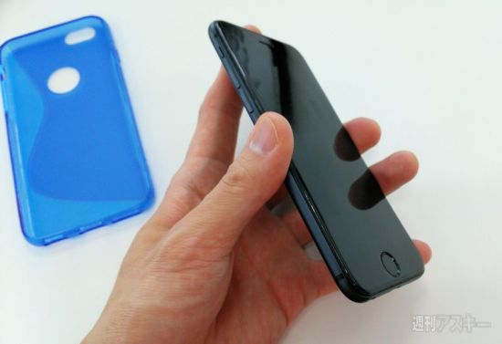 iPhone 6 da 4.7 pollici confrontato in foto con l'HTC One M8