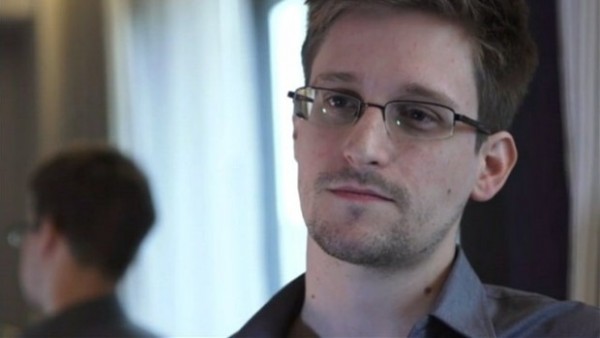 Edward Snowden accusa Apple: spyware dentro l'iPhone